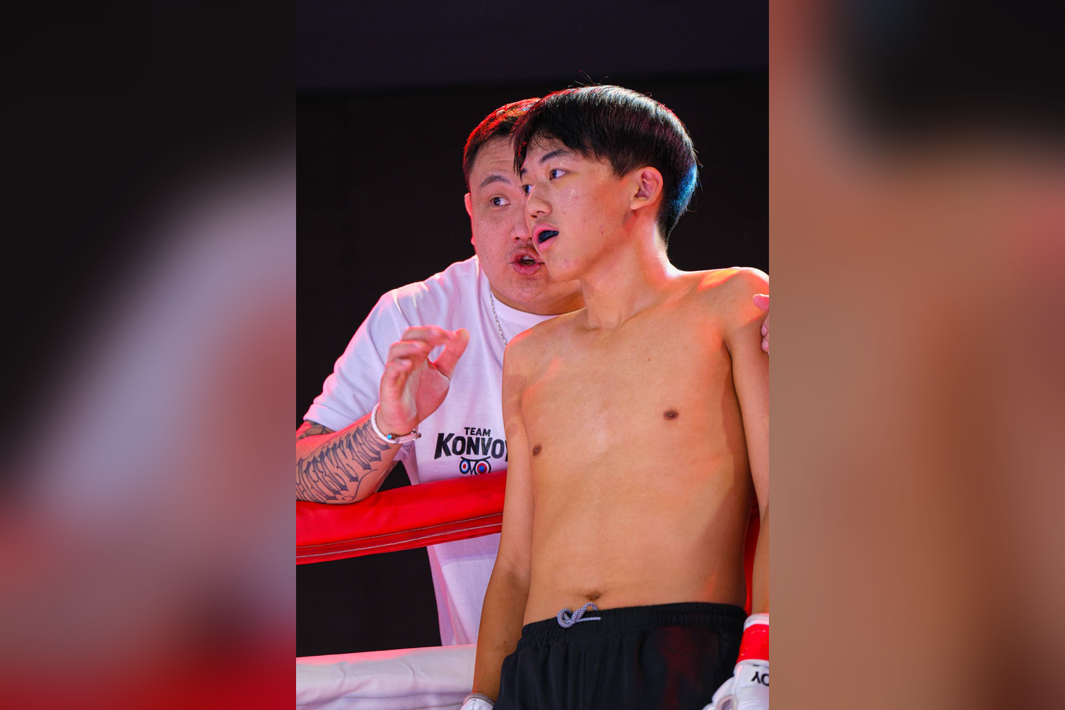 A cornerman speaks to a fighter beside the ring ropes at Konvoy 03.